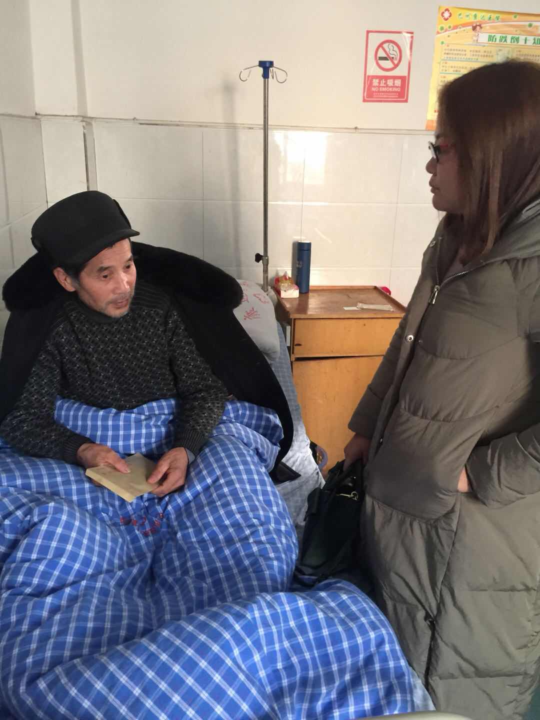看望贫困户杜玉华家属